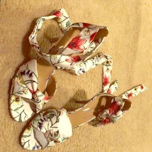 Flower sandals with Ankle ties